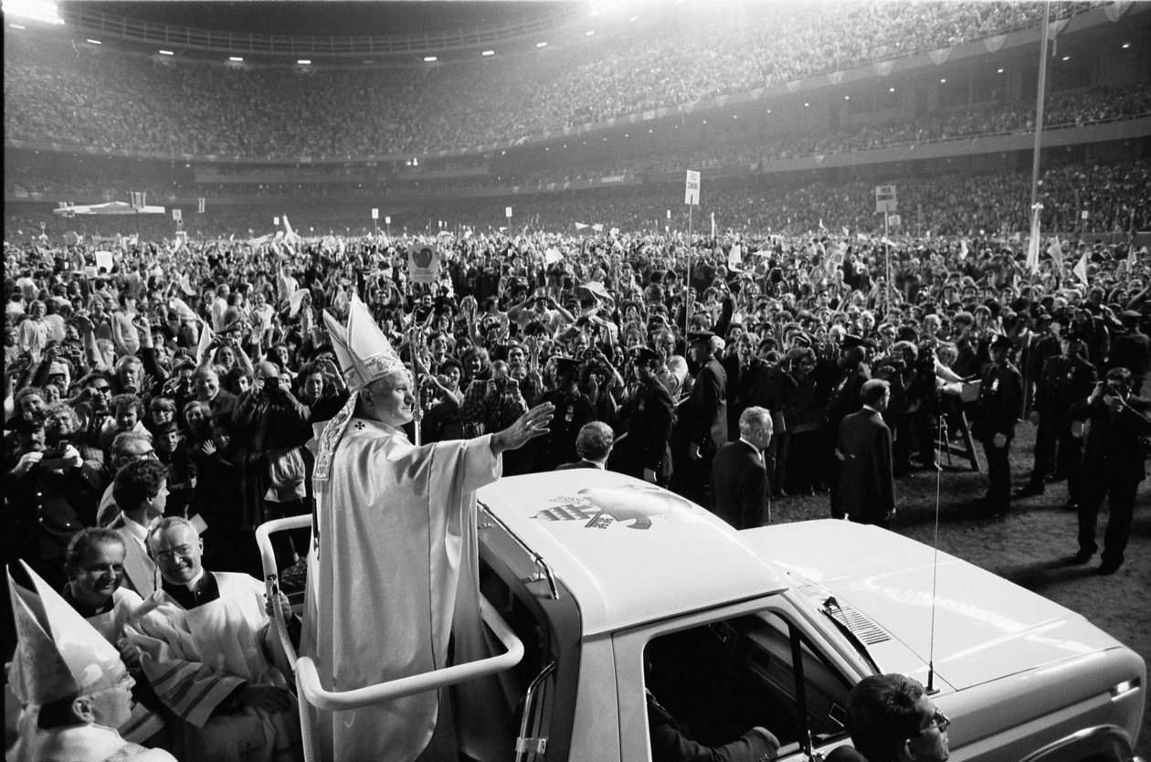 Eerste bezoek van paus Johannes Paulus II aan de VS in het Yankee Stadium door Thomas J. O