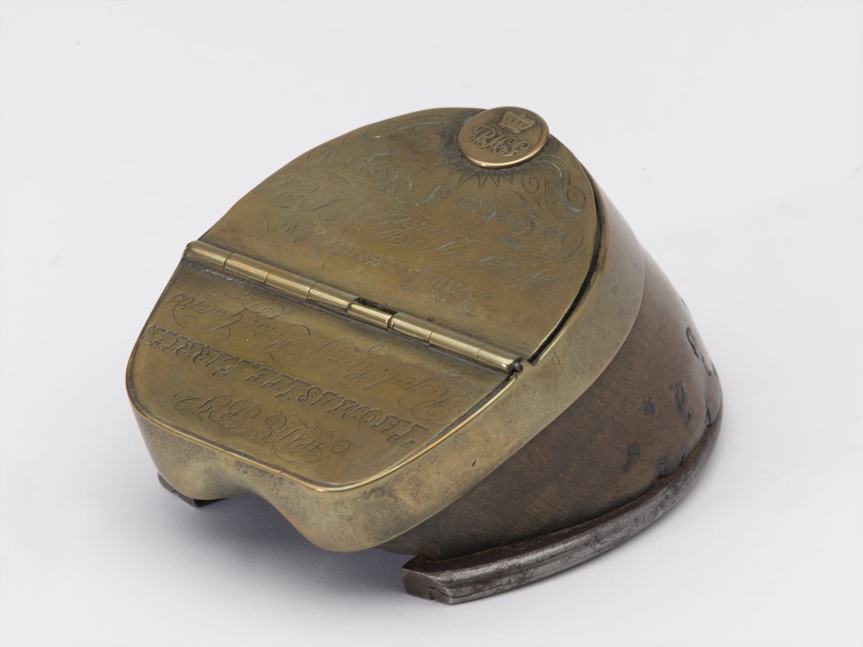 Inktpot van paardenhoef behorend tot Kapitein William Tyrwhitt Drake, Royal Horse Guards, ca. 1829 door Thomas Lee