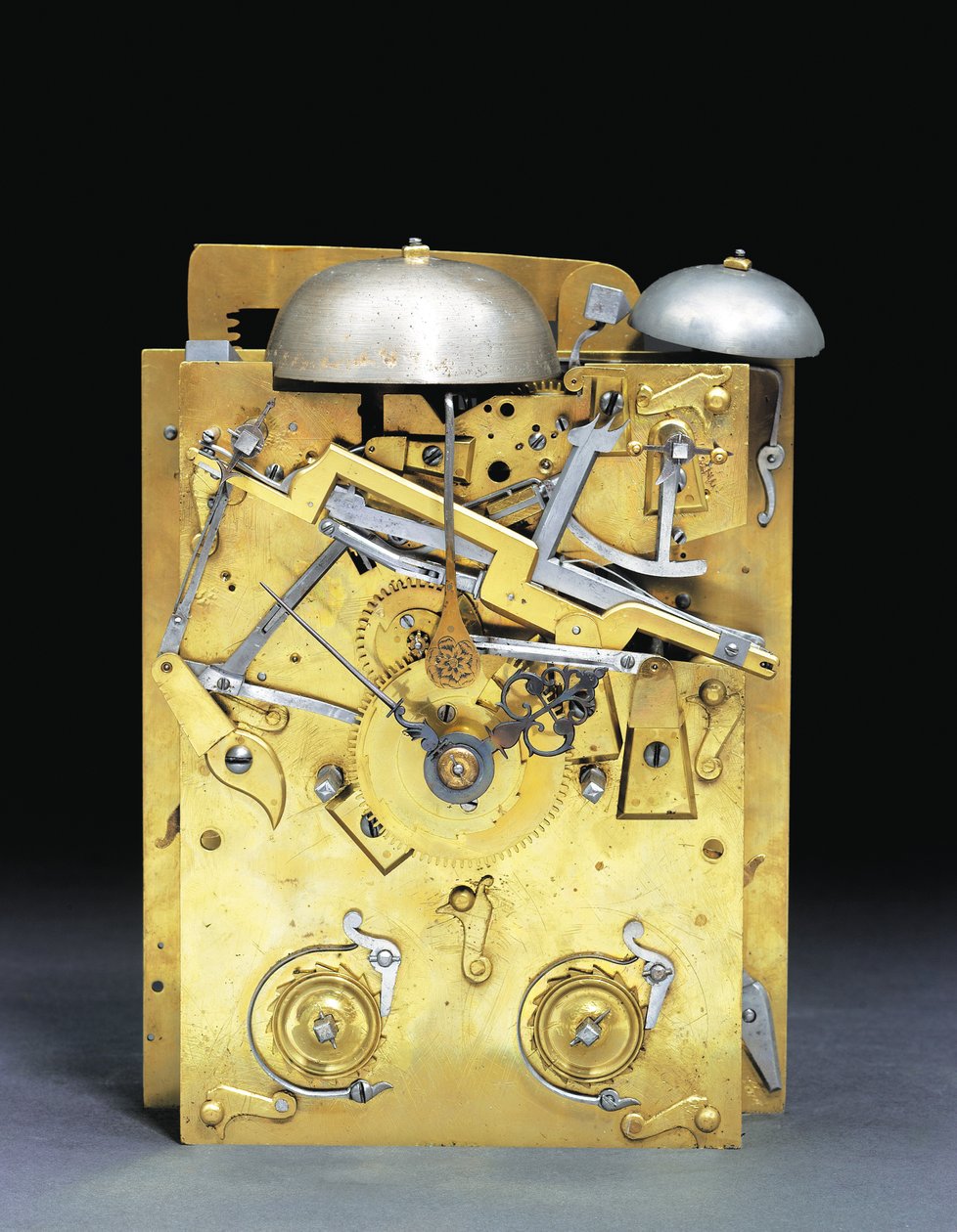 (detail) van een James II gemonteerde slagklok met trekkwartierherhaling, nr. 166, ca.1690-95 door Thomas Tompion