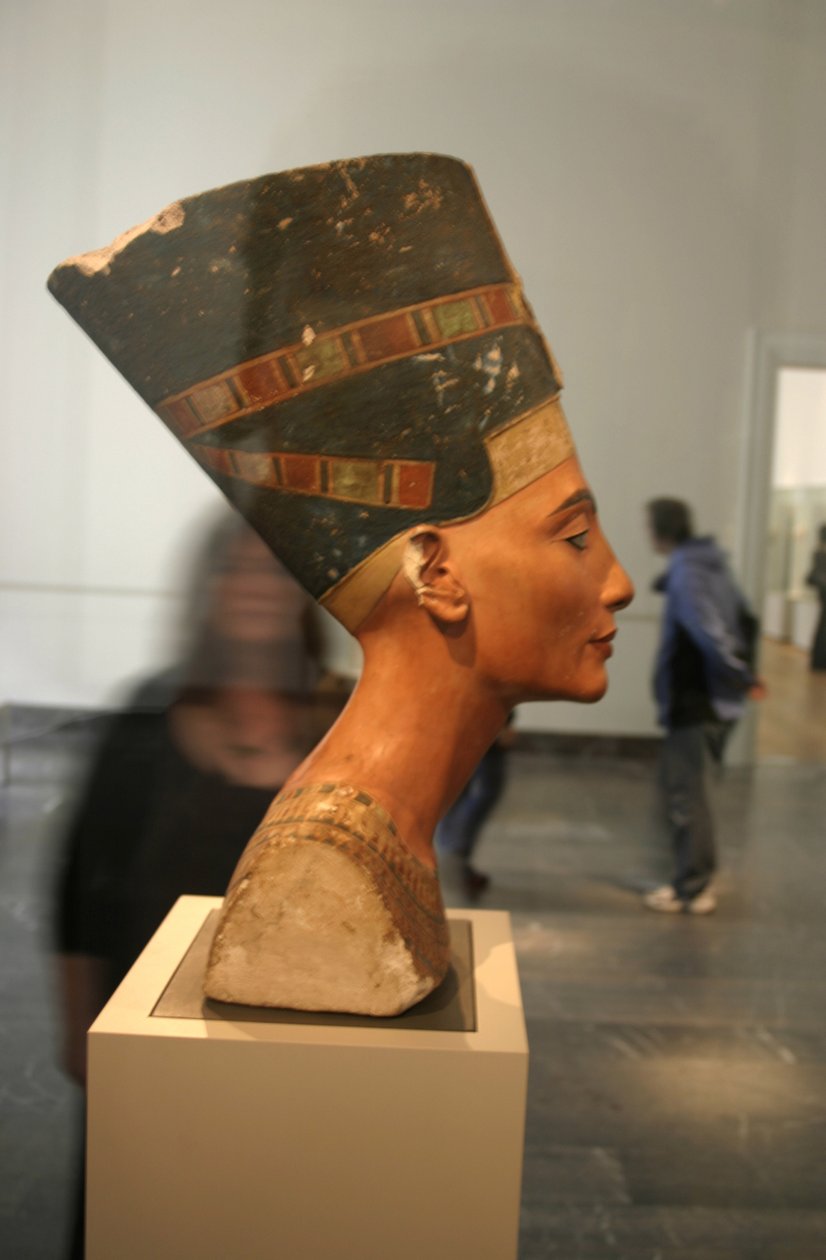 Buste van Nefertiti (ca. 1370- ca. 1330 v.Chr.) Grote Koninklijke Vrouw (hoofdgemaal) van de Egyptische farao Akhenaten. Nefertiti en haar man waren bekend om een religieuze revolutie. Ze begonnen slechts één god te aanbidden, Aten, de zonneschijf. door Thutmose Thutmose