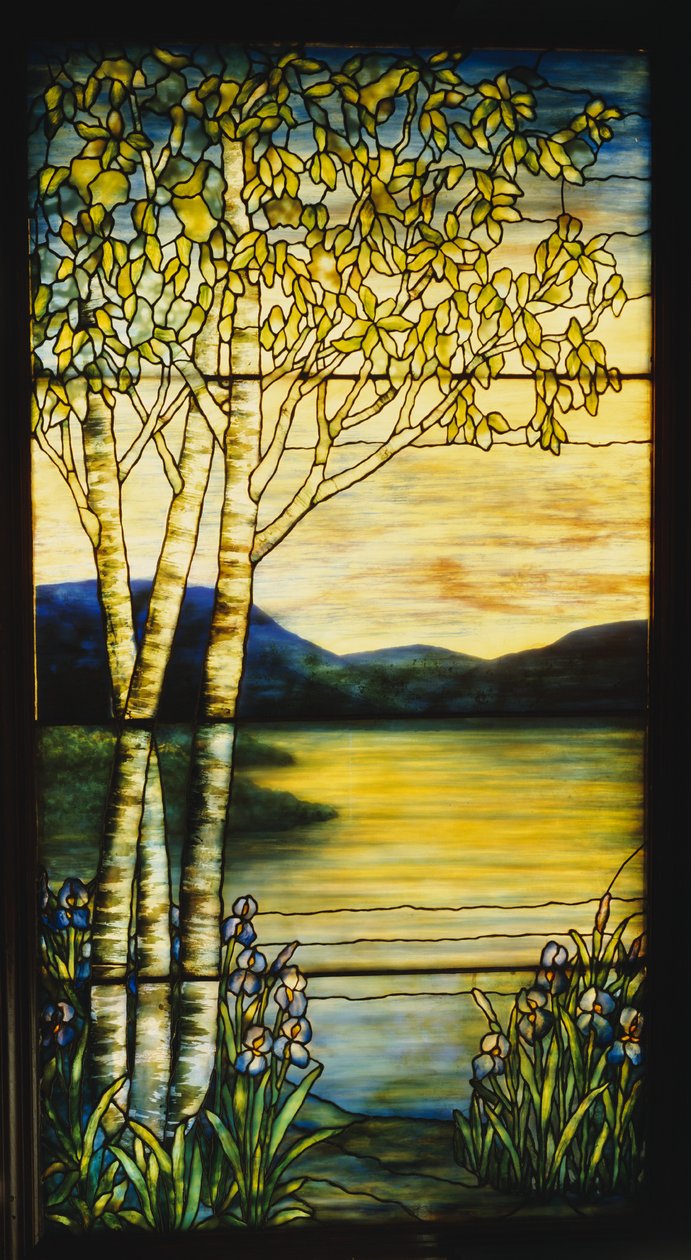 Landschapsraam met een verre blik over water met berkenbomen en irissen op de voorgrond door Tiffany and Company