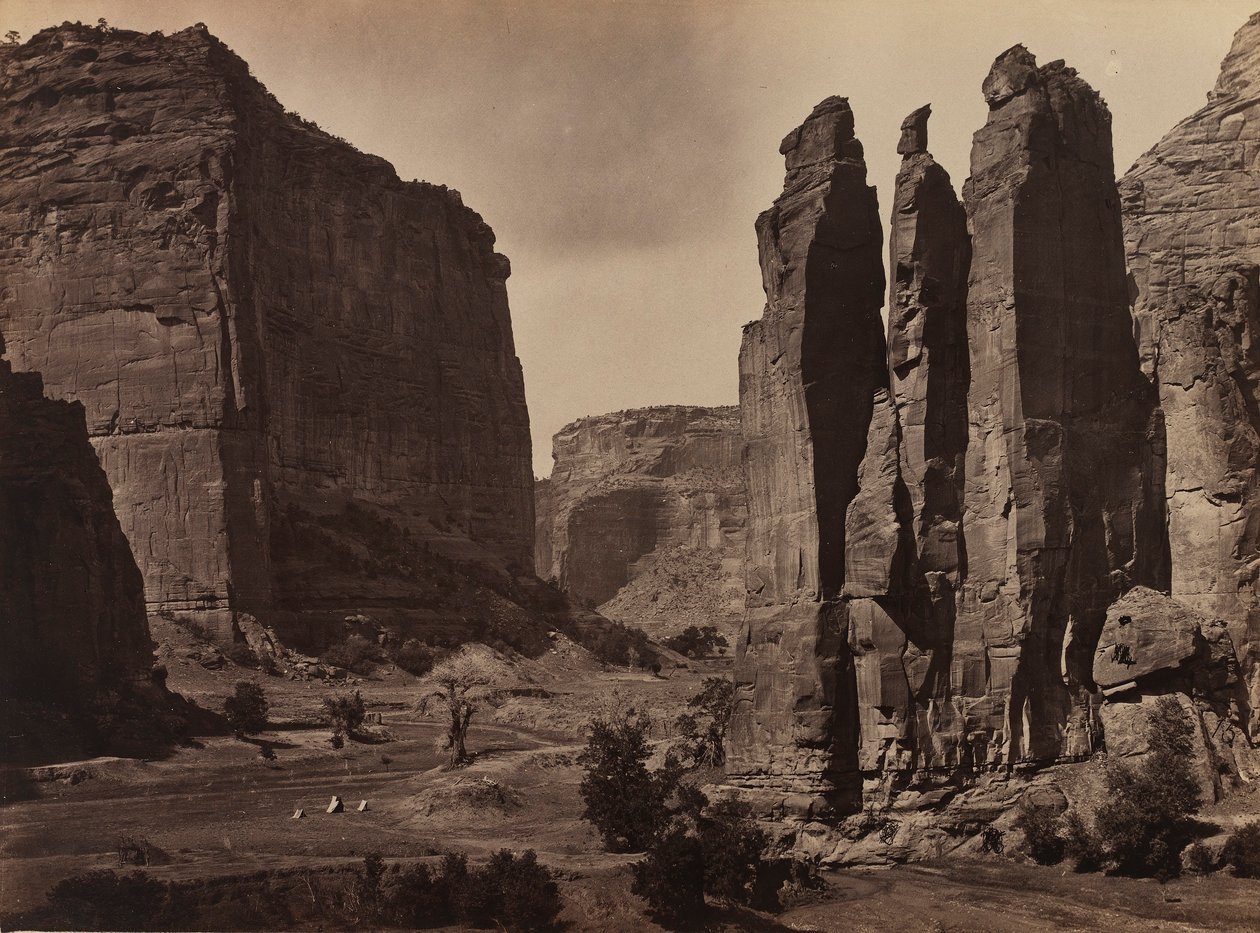 Cañon de Chelle. Muren van de Grand Cañon ongeveer 1200 voet hoog. door Timothy H. O