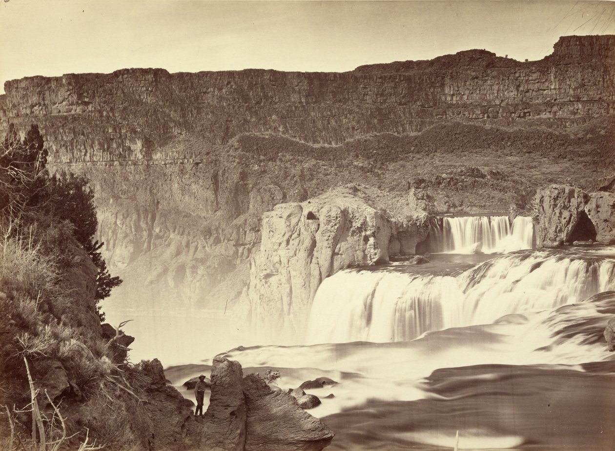 Shoshone Falls, Snake River, Idaho. Uitzicht rond het middaguur. Aangrenzende rotswanden van ongeveer 1.000 voet hoog. door Timothy H. O