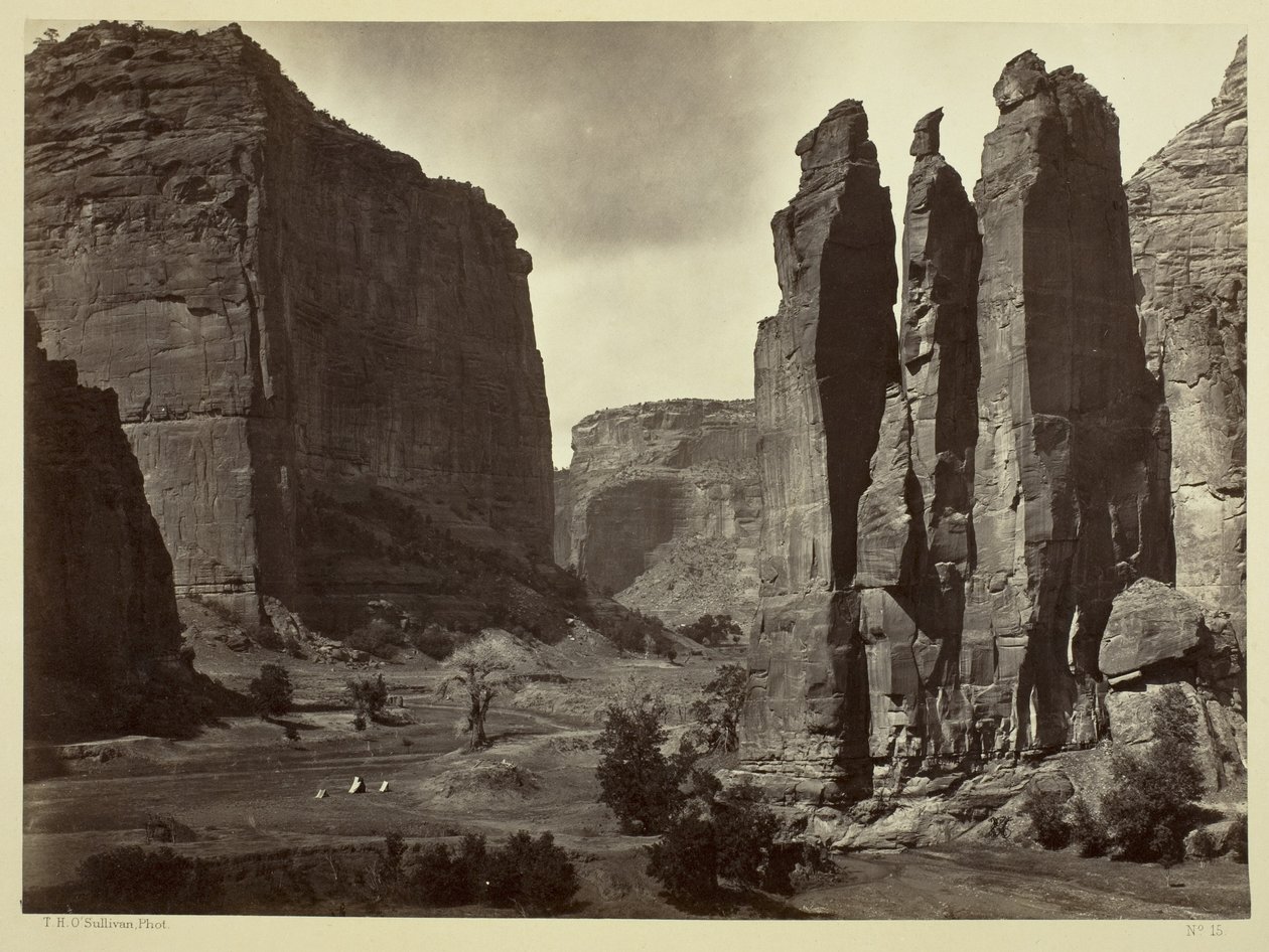 Cañon de Chelle, muren van de Grand Canyon, ongeveer 1200 voet hoog, 1873 door Timothy OSullivan