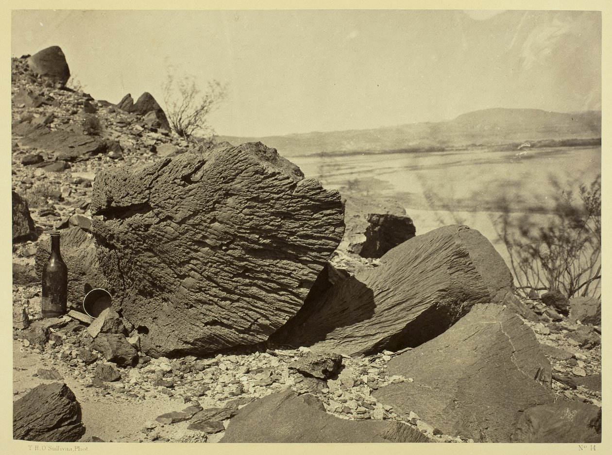 Rots uitgesneden door stuifzand, onder Fortificatierots, Arizona door Timothy O