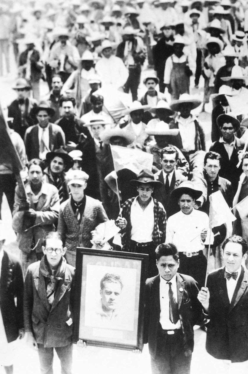 Demonstratie door Internationale Rode Hulp, met een foto van Julio Antonio Mella, Tizuyuca (Hidalgo), 4 april 1929 door Tina Modotti