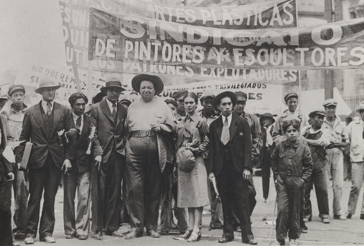 Diego Rivera en Frida Kahlo in de 1 mei Parade, Mexico-Stad, 1 mei 1929 door Tina Modotti