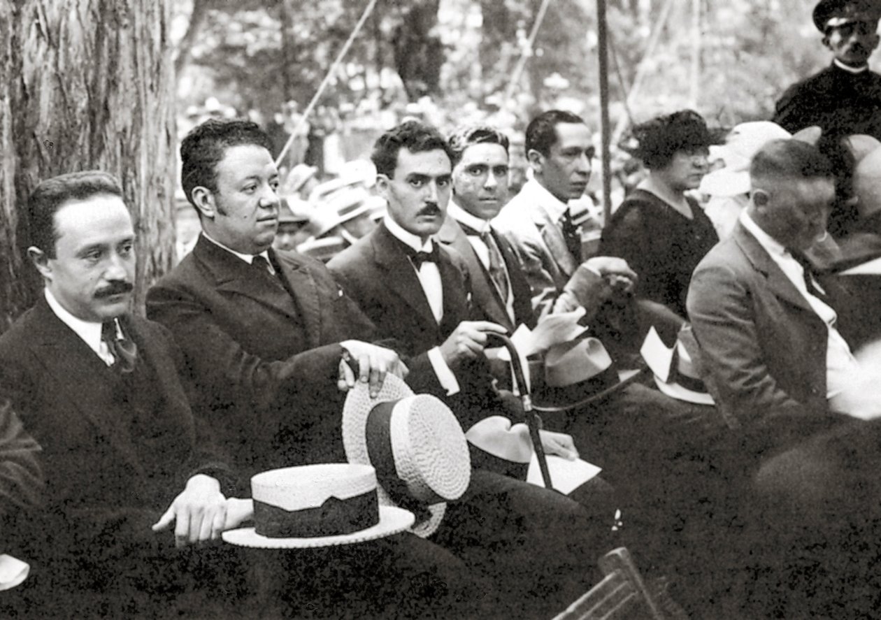 Jose Vasconcelos en Diego Rivera tijdens een buitenevenement in Chapultepec Park, Mexico-Stad, 1921 door Tina Modotti