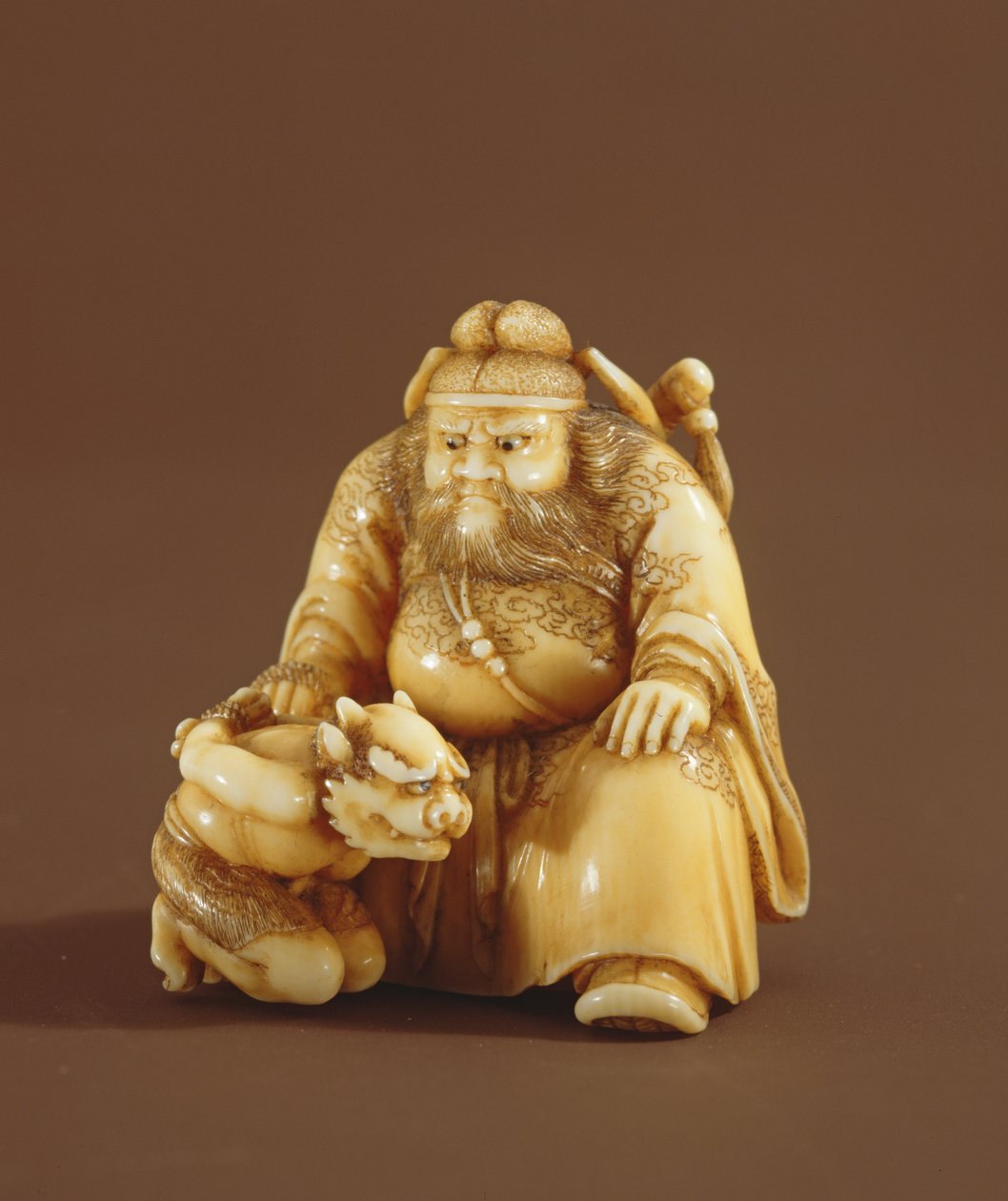 Netsuke in de vorm van een demonenverdrijver en een kleine demon, Meiji-periode (1868-1912) door Tokoku