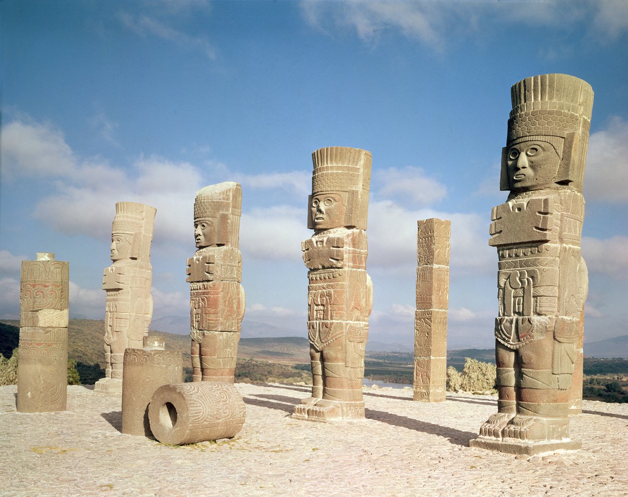 De Atlantische zuilen bovenop Piramide B, pre-Columbiaans door Toltec