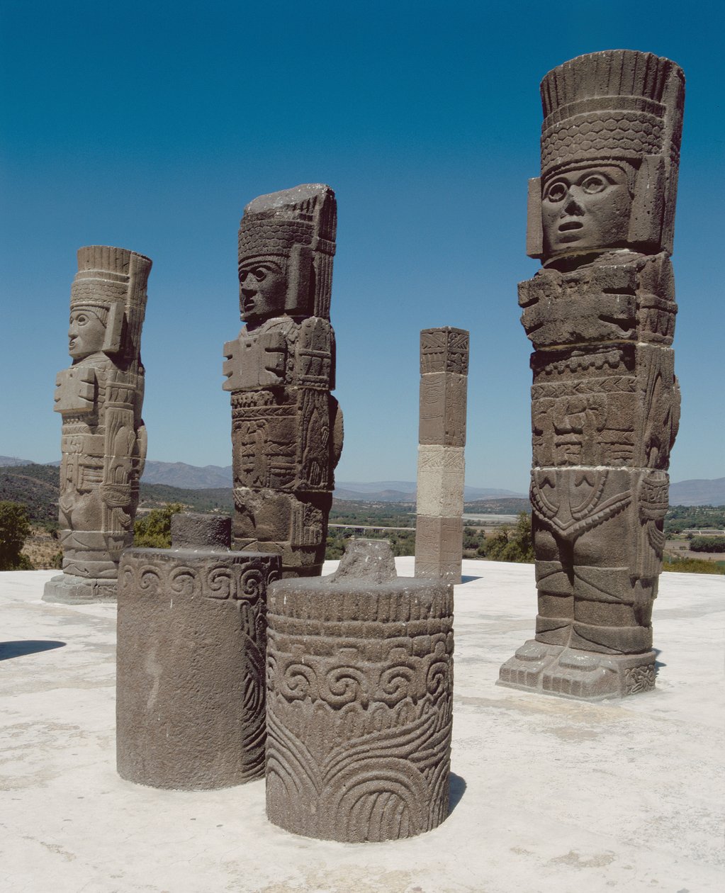 De Atlantische Kolommen bovenop Piramide B, Pre-Columbiaans door Toltec