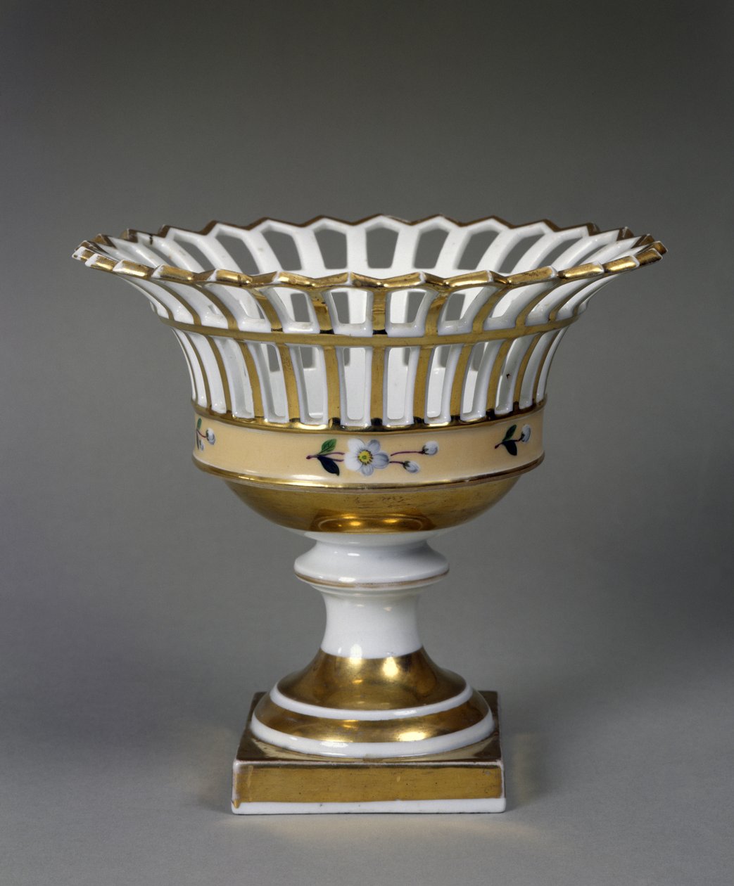 Fruitschaal, ca. 1826-1838 door Tucker China Factory