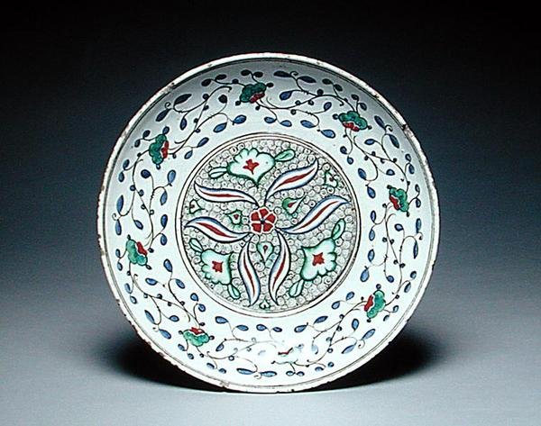 Schaal versierd met gestileerde bloemen, Isnik, late 16e eeuw door Turkish School