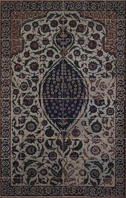 Paneel van Tegels met Tchi Wolkenpatroon rondom een Centraal Motief van een Wilde Rozenstruik, van de Buitenste Entree van het Mausoleum van Salim II, Osmanli Sultan van Turkije, ontworpen door de architect Sinan, in de Omgeving van de Hagia Sophia, Iznik door Turkish School