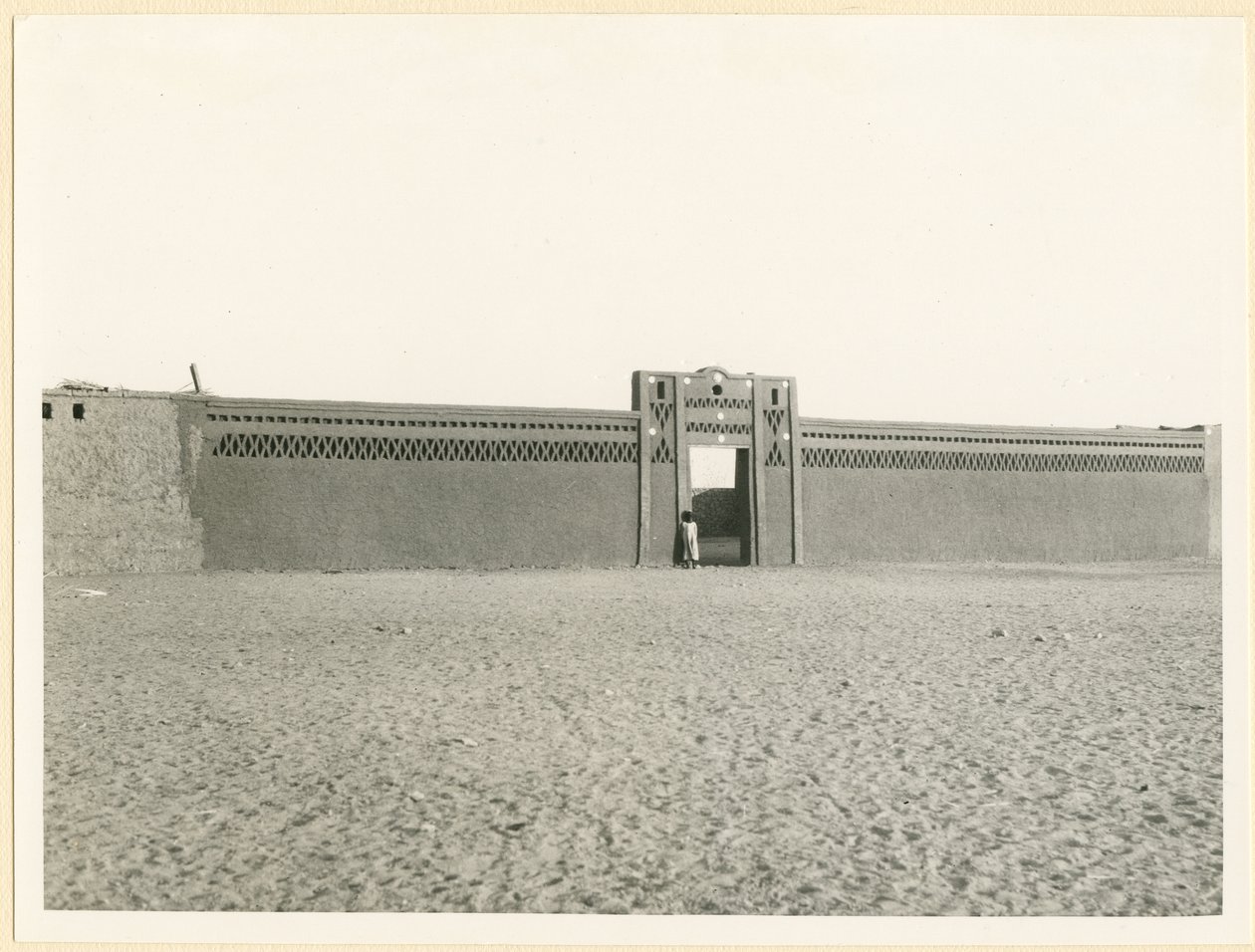 Bakstenen muur, Allaqi, Egypte, foto door Ugo Monneret de Villard, circa 1925 door Ugo Monneret de Villard