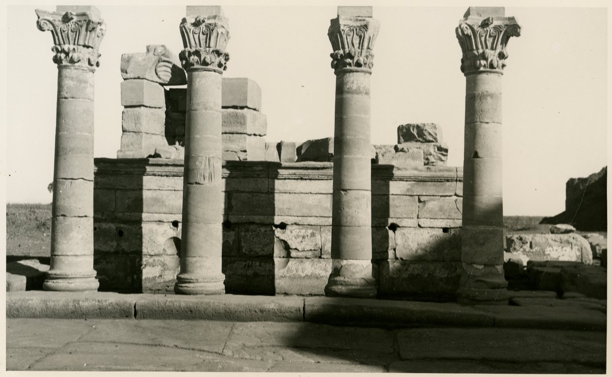 Zuilenrij van Romeins nymfaeum, Dendera, Egypte, foto door Ugo Monneret de Villard door Ugo Monneret de Villard