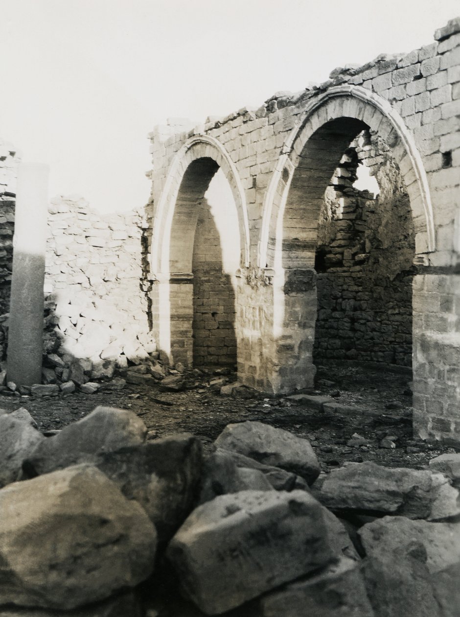 Zuil en bogen, interieur van christelijke basiliek gewijd aan Maria, Qasr Ibrim, Egypte, foto door Ugo Monneret de Villard door Ugo Monneret de Villard