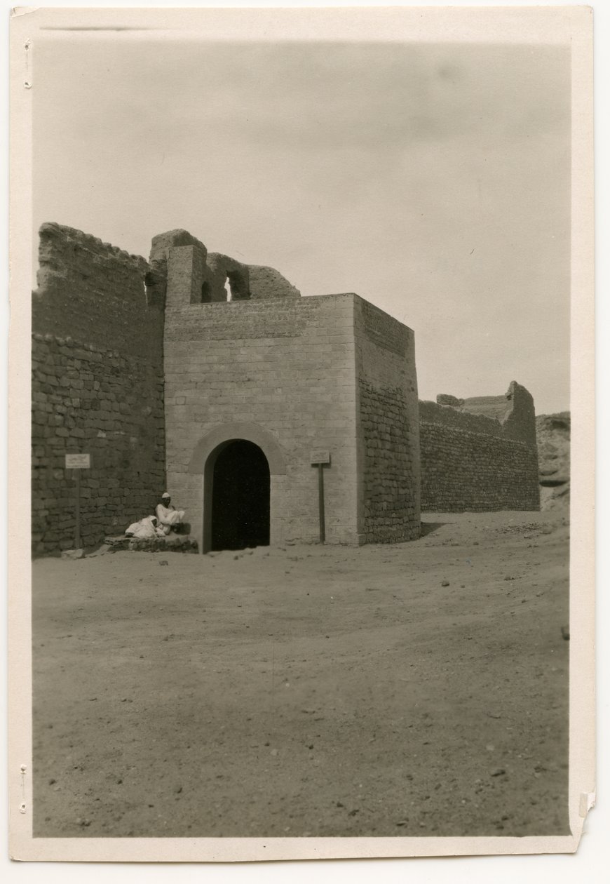 Oostelijke poort en toren van het klooster van St. Simeon, Aswan, Egypte, foto door Ugo Monneret de Villard door Ugo Monneret de Villard