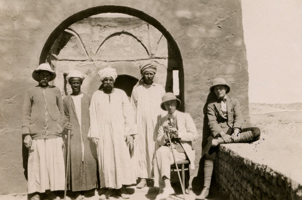 Vier arbeiders, architect Ferdinando Reggiori en archeoloog Ugo Monneret de Villard in het klooster van St Simeon, Aswan, Egypte, foto door Ugo Monneret de Villard door Ugo Monneret de Villard