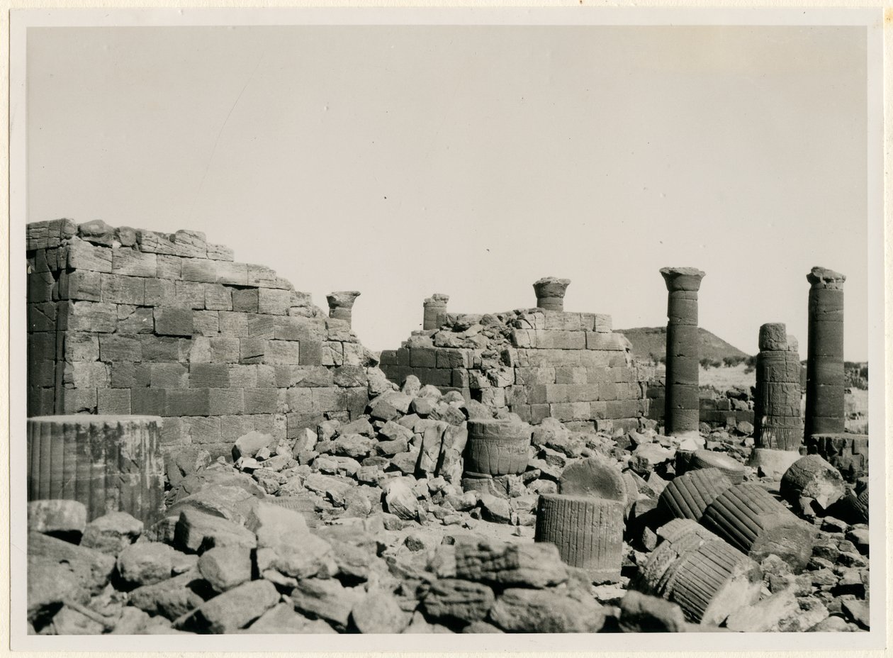 Grote behuizing, zicht op muren en zuilen van Grote Tempel, Musawwarat es Sufra, Soedan, foto door Ugo Monneret de Villard door Ugo Monneret de Villard