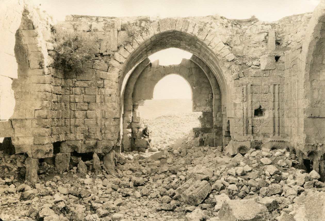 Interieur van Byzantijnse basiliek, Amman, Jordanië, foto door Ugo Monneret de Villard, circa 1920 door Ugo Monneret de Villard