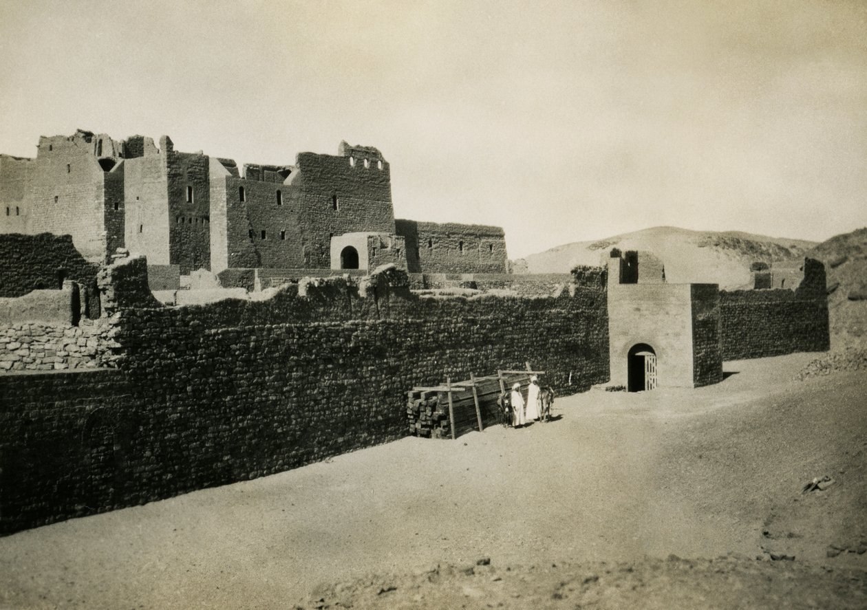 Klooster van St Simeon, van buiten gezien met oostelijke muur, Aswan, Egypte, foto door Ugo Monneret de Villard door Ugo Monneret de Villard