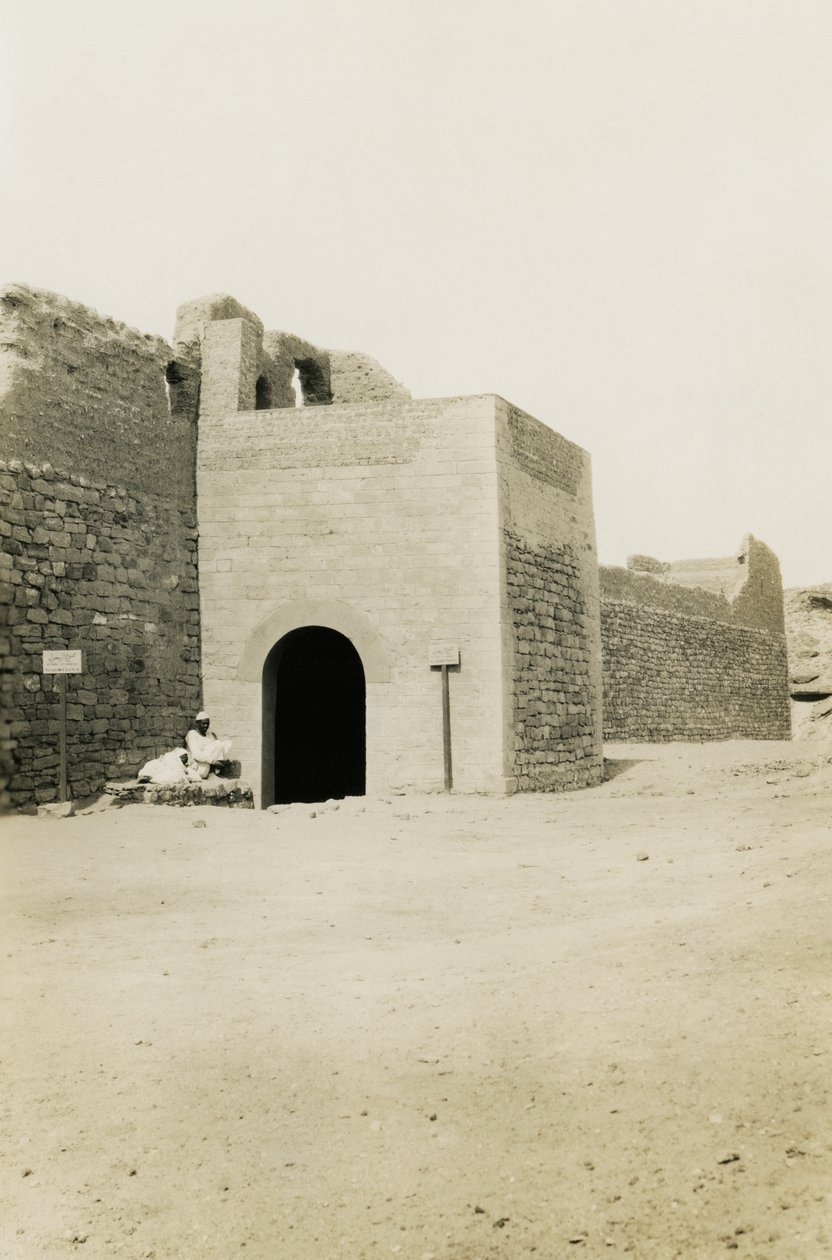 Klooster van St Simeon, zicht op poort en oosterse toren, Aswan, Egypte, foto door Ugo Monneret de Villard door Ugo Monneret de Villard