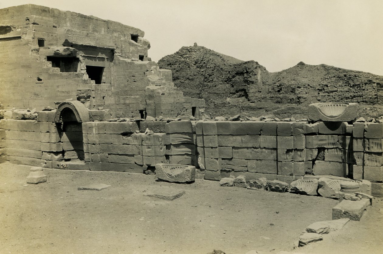 Ruïnes van de koptische kerk bij de Hathor tempel, Dendera, Egypte, foto door Ugo Monneret de Villard door Ugo Monneret de Villard
