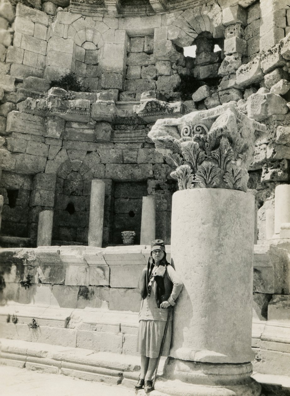 Het nymfaeum, Grieks-Romeinse stad Gerasa (nu Jerash), foto door Ugo Monneret de Villard, ca 1930 door Ugo Monneret de Villard