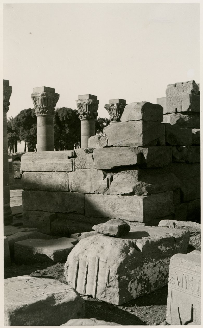 Gezicht op Romeins nymfaeum, Dendera, Egypte, foto door Ugo Monneret de Villard door Ugo Monneret de Villard