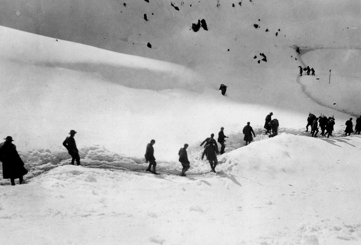 Soldaten marcheren richting Freikofel tijdens de Eerste Wereldoorlog door Ugo Ojetti