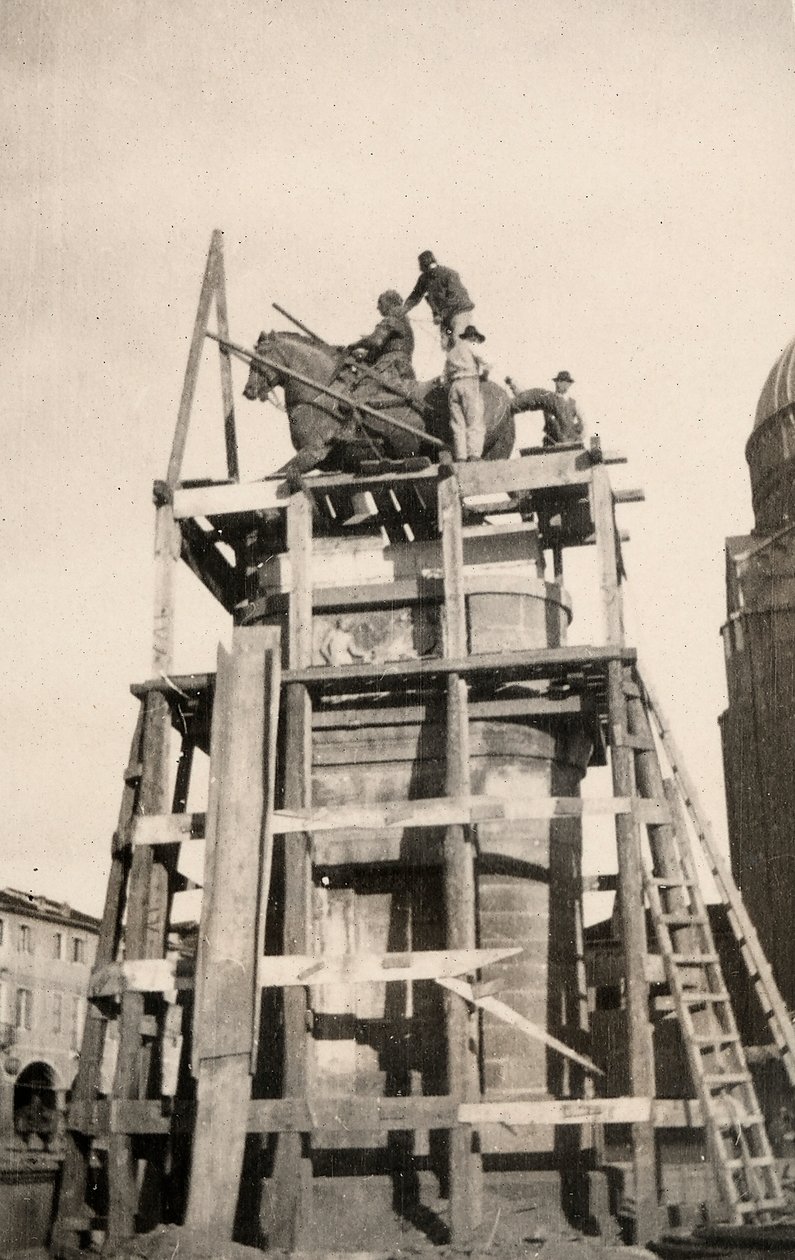 Het ruiterstandbeeld van "Gattamelata" in restauratie in Padova tijdens de Eerste Wereldoorlog door Ugo Ojetti