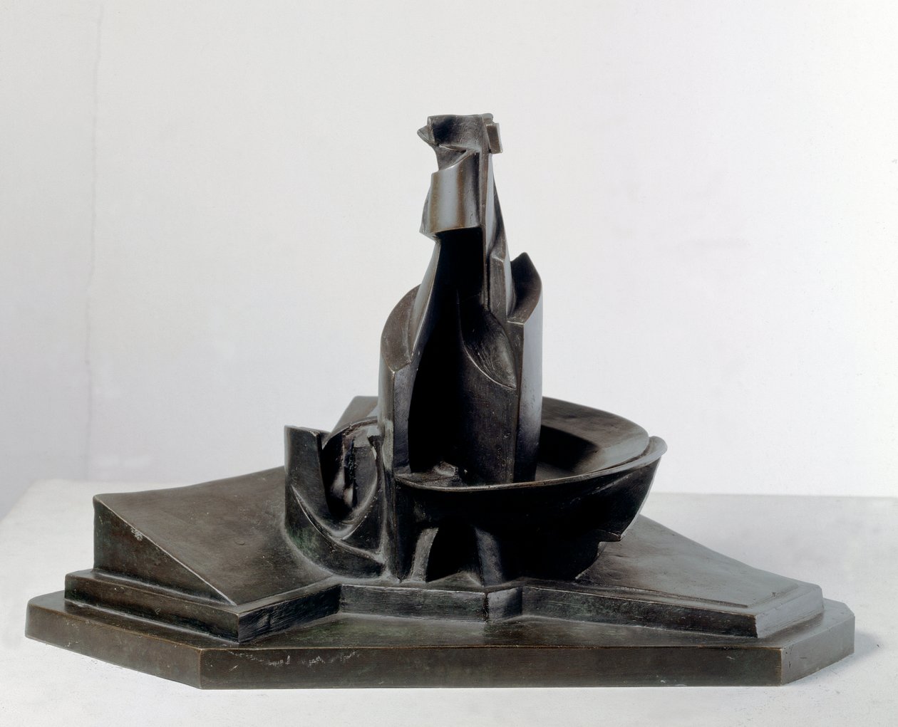 Ontwikkeling van een fles in de ruimte (Linee e forza di una bottiglia) Bronzen sculptuur door Umberto Boccioni (1882-1916) 1912 Dim: 38.1 cm Milaan, Museo del Novecento door Umberto Boccioni