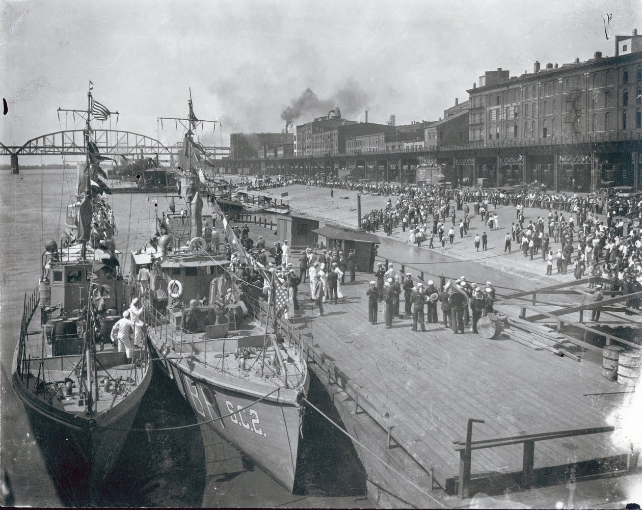 Menigte aan de rivier begroet de anti-onderzeeër vloot van de Amerikaanse marine voor een demonstratiebezoek. 13 juni 1919 door Unbekannt Unbekannt