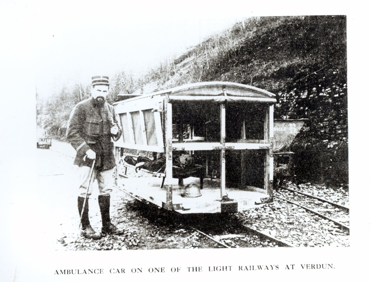 Ambulancewagen op een van de Lichte Spoorwegen bij Verdun, ca.1916 door Unbekannt Unbekannt