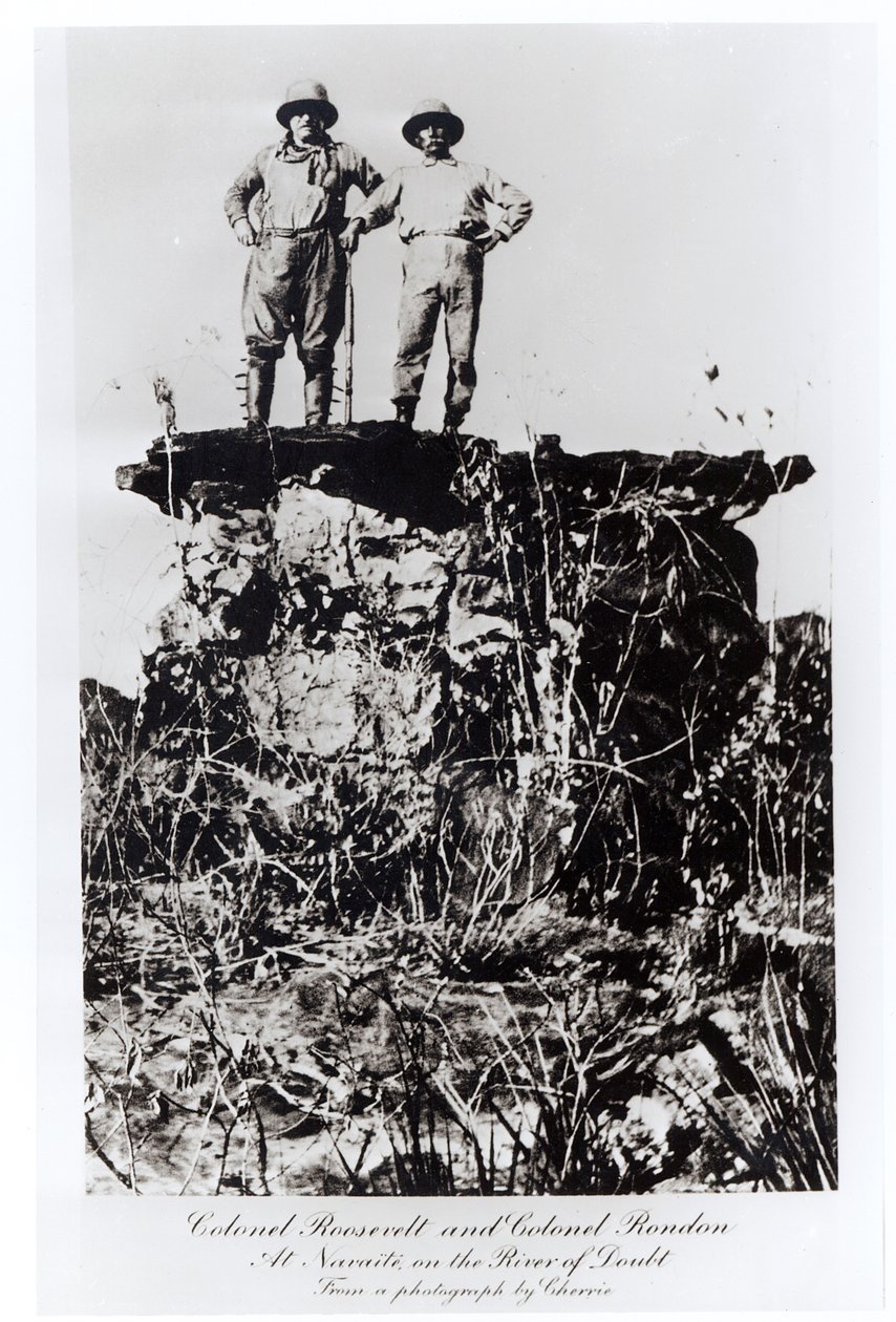 Kolonel Roosevelt en Kolonel Rondon bij Navaite aan de Rivier van Twijfel, naar een foto van Cherrie, 1898 door Unbekannt Unbekannt
