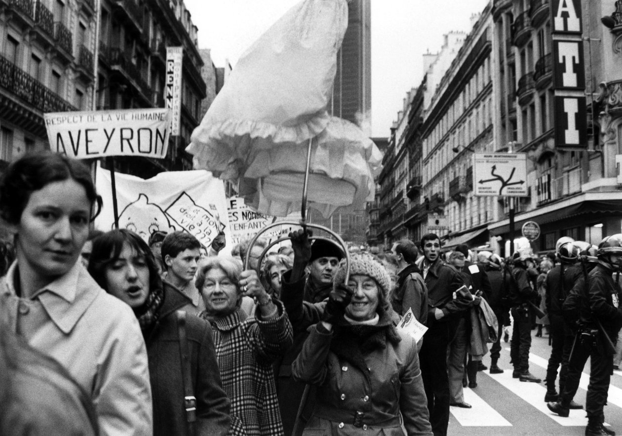 Demonstratie tegen abortus in Parijs op 19 november 1979: hier demonstranten met een wieg door Unbekannt Unbekannt
