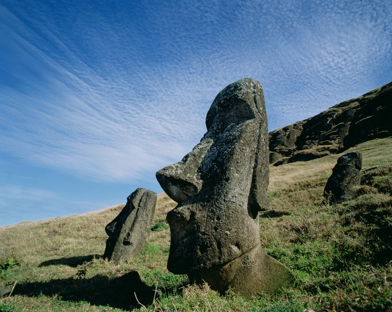 Monolithische Beelden bij de Rano Raraku Steengroeve, ca.1000-1600 door Unbekannt Unbekannt