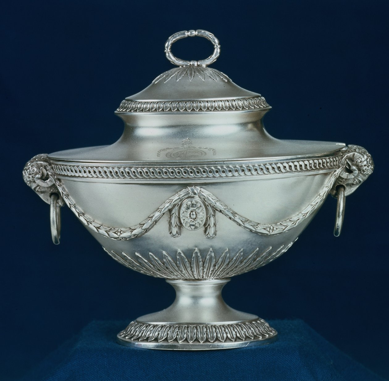 Sauskom, een van een paar, reproductie van een ontwerp gemaakt door Robert Adam een jaar eerder voor een soepterrine, gemaakt door John Carter, Londen, 1774, zilver door Unbekannt Unbekannt