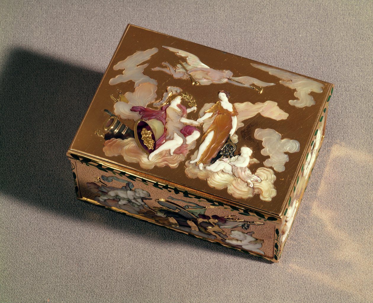 Snuifdoos van geëmailleerd goud en gekleurde parelmoer, Parijs, 1747-48; snuifdoos in de vorm van een vat, Parijs, 1754, goud en parelmoer door Unbekannt Unbekannt