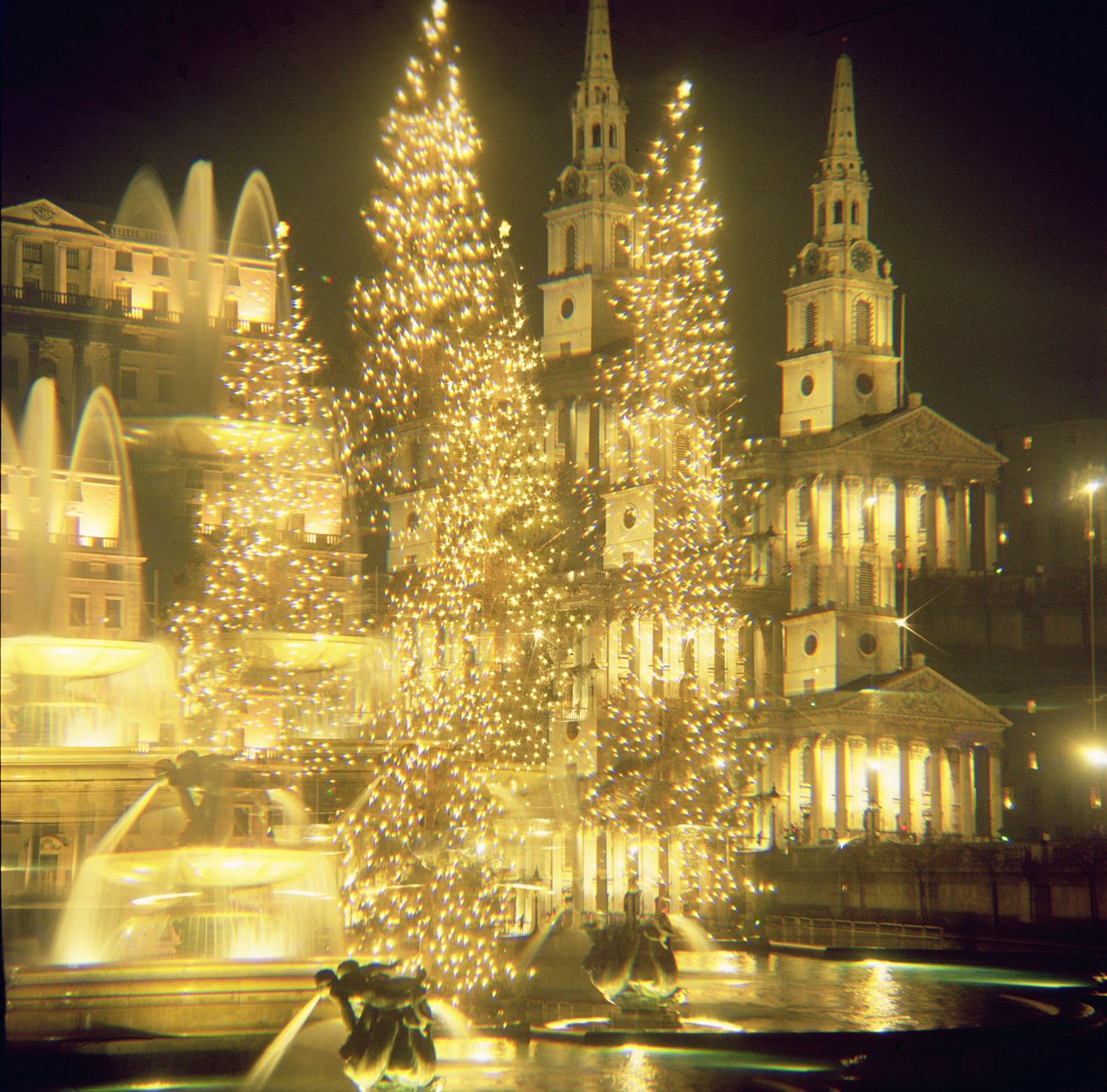 Trafalgar Square, kerstverlichting door Unbekannt Unbekannt