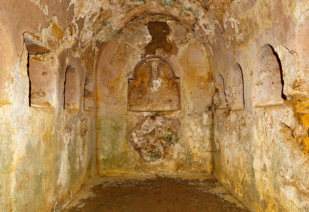 Ondergrondse kamer onder het ronde mausoleum in de Romeinse necropolis van het Archeologisch Complex, Carmona, provincie Sevilla, Spanje door Unbekannt Unbekannt
