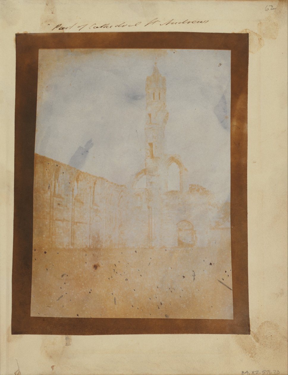 Onbekende maker, Brits - De Westelijke Voorgevel en Zuidelijke Beuk van de Kathedraal van St. Andrews vanuit het Noordoosten. door Unbekannt Unbekannt