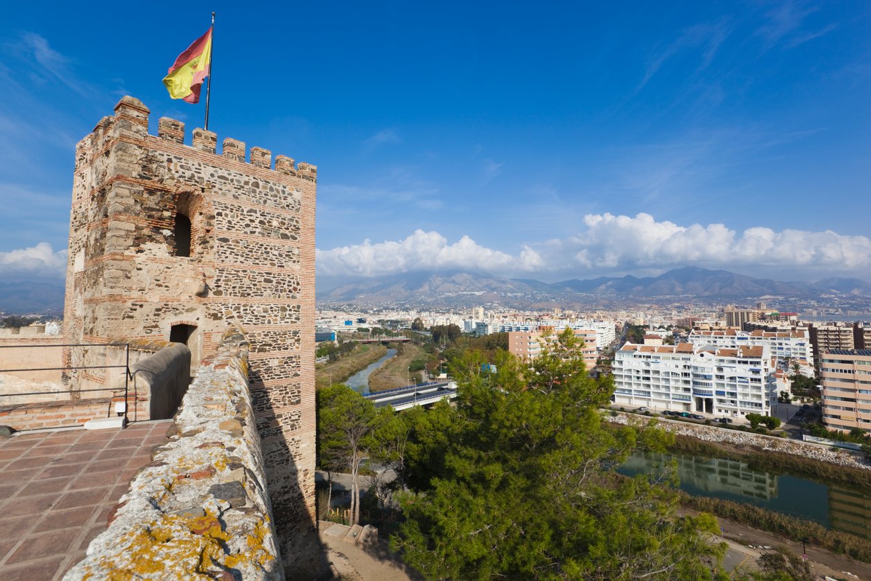 Uitzicht vanaf het Sohail-kasteel over de Fuengirola-rivier naar de stad door Unbekannt Unbekannt