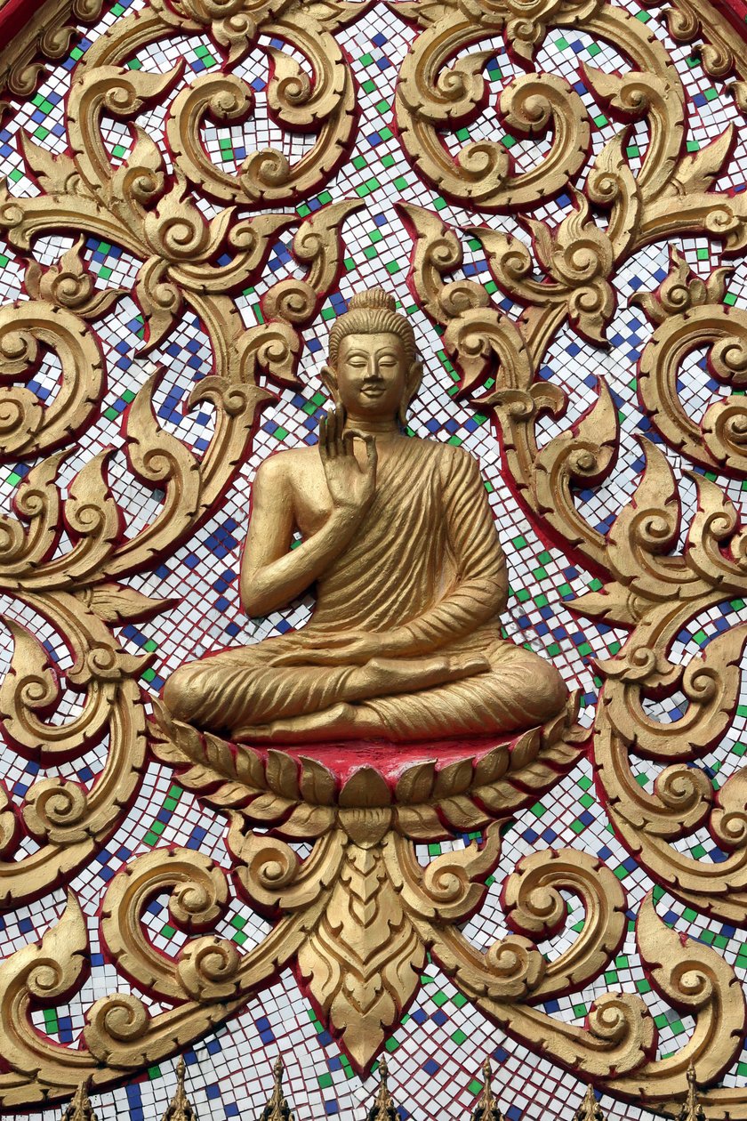 20151102, Vang Vieng, Laos: Ingangsdeur versierd met gouden reliëfs. De Onderwijzende Boeddha toont een bijzonder moment in het leven van de Boeddha, namelijk de eerste preek die de Boeddha gaf na het bereiken van Verlichting door Unbekannt
