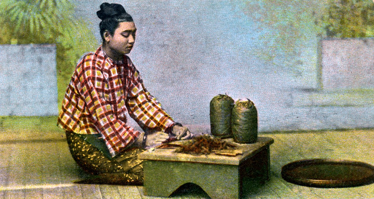 Een Birmese vrouw die sigaren maakt, c1900s door Unbekannt