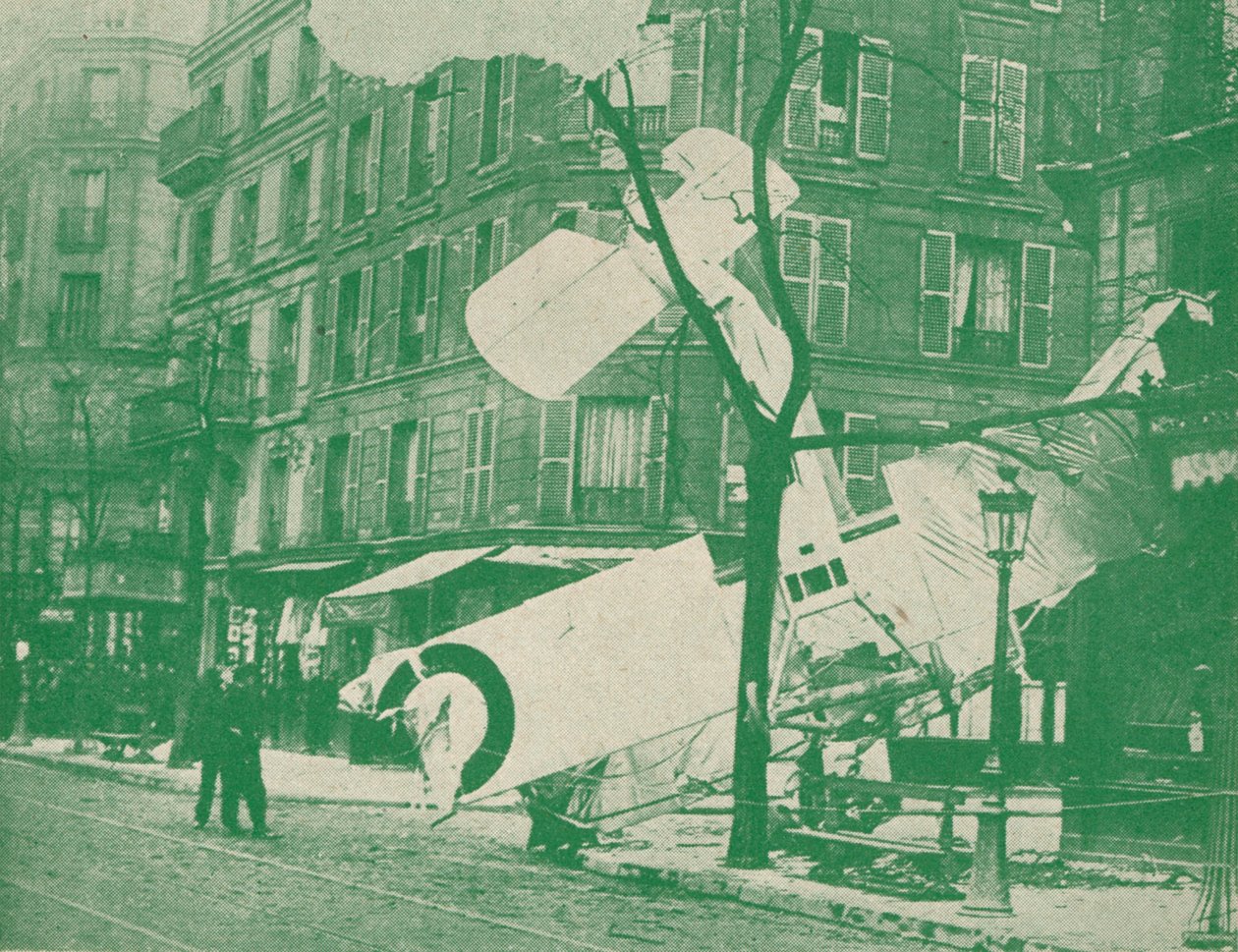Een Frans vliegtuig landt in een straat in Parijs, c1917 1919 door Unbekannt