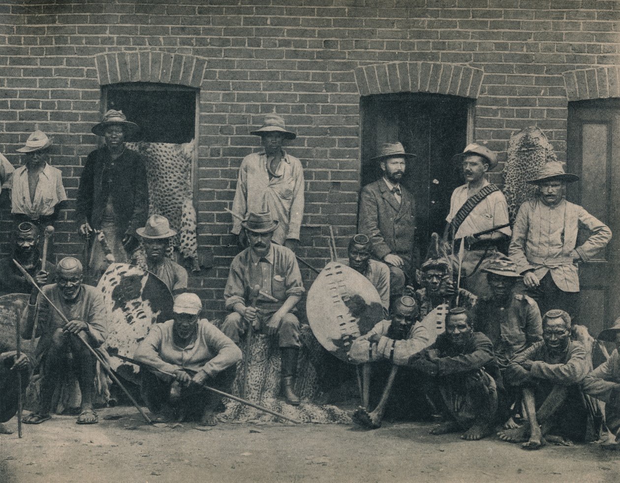 Een Groep Afrikaners en Zoeloes, ca. 1900 door Unbekannt