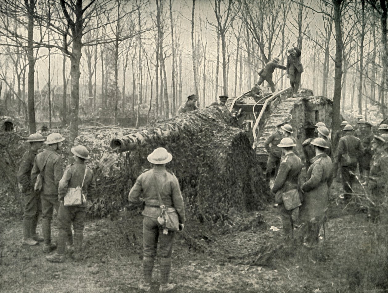 Een Landship dat een 5.9 Duitse Marinekanon binnenbrengt onder Camouflage, 1919 door Unbekannt