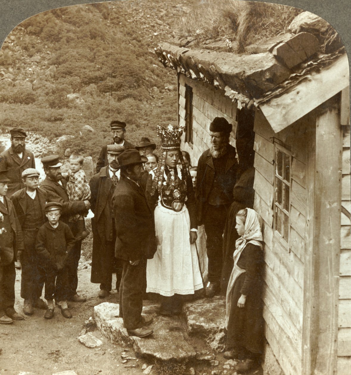 Een Nordfjord bruid en bruidegom met gasten en ouders bij de huisdeur, Brigsdal, Noorwegen, c1905 door Unbekannt